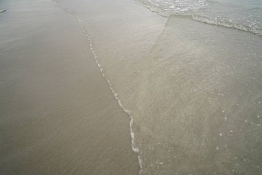 Yağmur yağmak üzereyken çekilmiş deniz resmi.