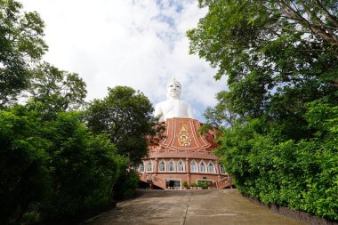 Wat Roi Phra Phutthabat Phu Manorom, Mukdahan 'ın başlıca turistik merkezi..