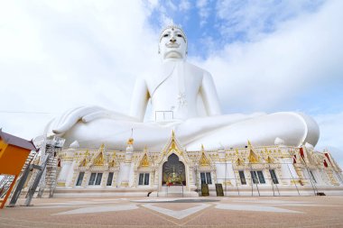 Wat Roi Phra Phutthabat Phu Manorom, Mukdahan 'ın başlıca turistik merkezi..