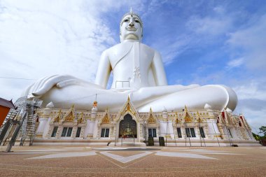 Wat Roi Phra Phutthabat Phu Manorom, Mukdahan 'ın başlıca turistik merkezi..