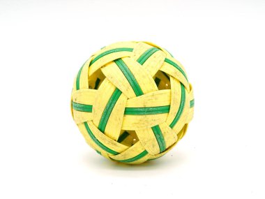 Beyaz bir arka plan üzerinde Rattan topu.