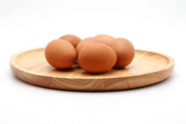 Beyaz arkaplanda yumurtalar.