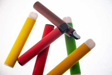 Tüttür. E-VAPE. Beyaz arka planda izole edilmiş elektronik sigara çubukları..