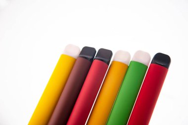 Tüttür. E-VAPE. Beyaz arka planda izole edilmiş elektronik sigara çubukları..