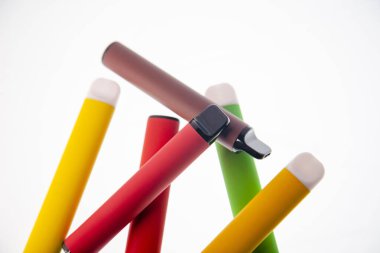 Tüttür. E-VAPE. Beyaz arka planda izole edilmiş elektronik sigara çubukları..