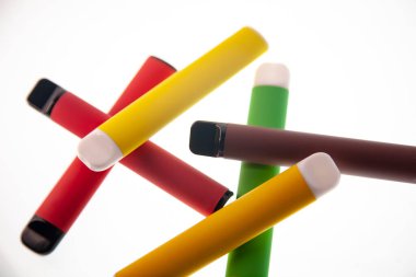 Tüttür. E-VAPE. Beyaz arka planda izole edilmiş elektronik sigara çubukları..