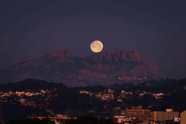 Ay batımı. Montserrat, geleneksel olarak Katalonya 'nın (İspanya) en önemli ve önemli dağı olarak kabul edilen bir kaya kütlesidir. Montserrat 'ın Benedikt tapınağı ve manastırı bu dağda, Montserrat Bakiresi' ne adanmıştır..