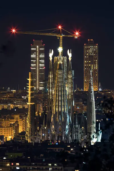 Sagrada Familia, Antoni Gaud tarafından tasarlanmış bir Katolik bazilikasıdır. 1852 'de başladı, hala yapım aşamasında. Bu Gaud 'un başyapıtı ve Katalan modernist mimarisinin en büyük üstüdür..
