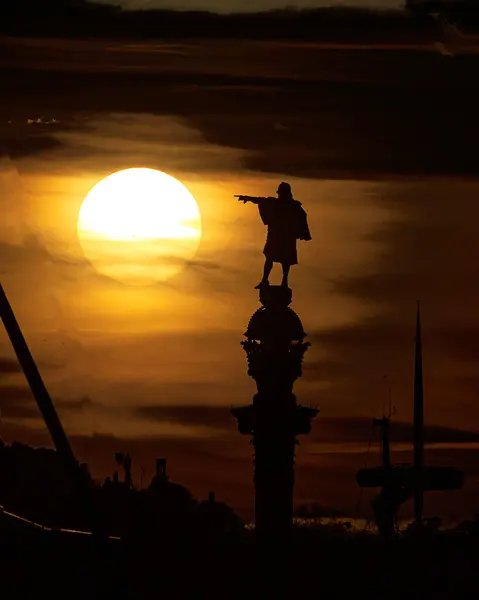 1492 'de Amerika' yı keşfeden Christopher Columbus anıtının üzerinde gün batımı. Yüksekliği 57 metre. 1888 Barselona Evrensel Sergisi vesilesiyle 1 Haziran 1888 'de açıldı..
