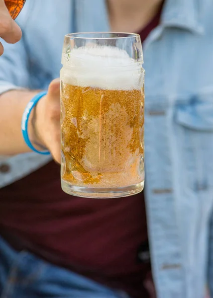 Tipo Levanta Uma Caneca Cerveja Com Espuma Mão Segurando Uma — Fotografia de Stock