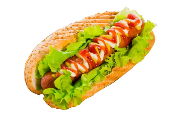 Hot Dog Ozdobiony Sosami Sałatą Białej Bułce — Zdjęcie stockowe