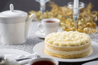 Şenlik, Noel masasına pasta ile servis edildi. Noel ve yeni yıl için aile çay partisi. Altın süslemelerle süslenmiş yemek masası