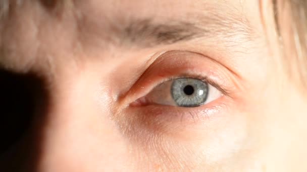 Ανοιχτό Γκρι Μπλε Μάτι Κοιτάζει Προς Πάνω Ανθρώπινο Μάτι Από — Αρχείο Βίντεο