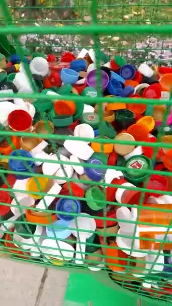 Çöp Tenekesini Plastik Kapaklı Ayıkla Atık Plastik Tasnif Sürdürülebilir Yaşam — Stok video