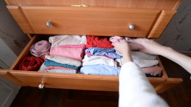 Διπλώστε Προσεκτικά Ρούχα Στο Συρτάρι Του Συρταριού Αποκωδικοποιώντας Και Καθαρίζοντας — Αρχείο Βίντεο