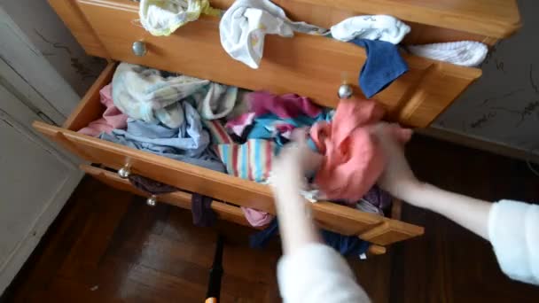Человек Найти Подходящую Одежду Горе Льна Возмущен Этим Руки Копаются — стоковое видео