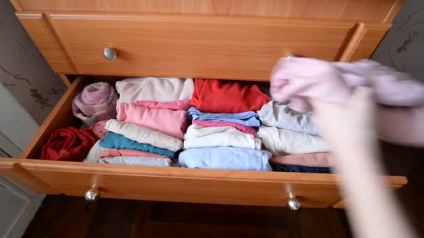 Elbiseleri Dikkatlice Çekmecenin Çekmecesine Katla Evi Düzenlemek Temizlemek Sürdürülebilir Yaşam — Stok video