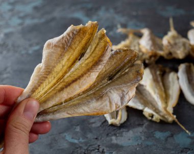 Tuzlu kurutulmuş at uskumrusu, sarı minke balığı. Bira için balık mezesi. Balık.