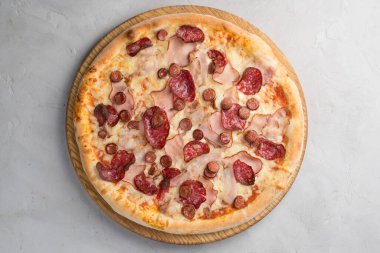 Sebzeli pizza, sosis ve jambon.