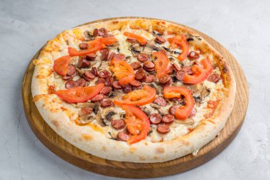 Sebzeli pizza, sosis ve jambon.