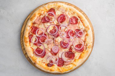 Sebzeli pizza, sosis ve jambon.