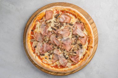 Sebzeli pizza, sosis ve jambon.