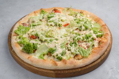 Hafif arka planda tavuk ve ananaslı beyaz peynirli pizza
