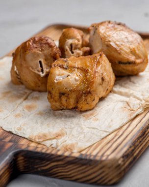 Hafif arka planda ızgara tavuk filetosu.