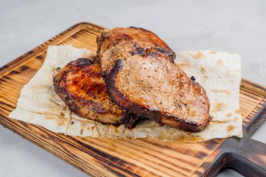 Kemiklerde ızgara biftek. Lezzetli kızarmış et.