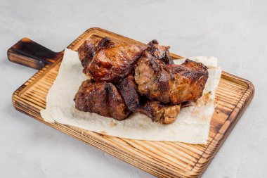 Kemikte ızgara pirzola. Lezzetli kızarmış et.