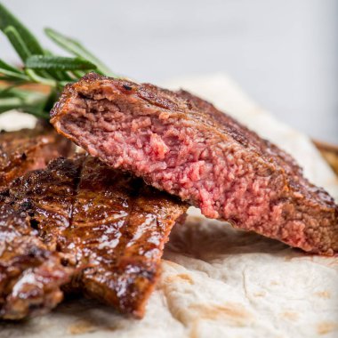 Yakın plan bir çatalda orta pişmiş biftek.