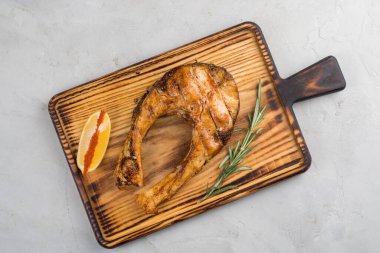 Bir dilim limonla ızgara balık bifteği.