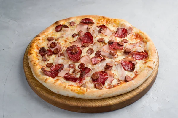 Pizza Com Legumes Salsichas Presunto Fundo Leve — Fotografia de Stock