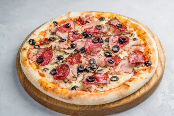 Pizza Com Legumes Salsichas Presunto Fundo Leve — Fotografia de Stock