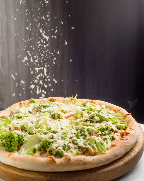 Pizza Pronta Polvilhada Com Parmesão Cru Ralado — Fotografia de Stock