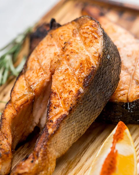 切菜板上的烤鲑鱼和一片柠檬 — 图库照片