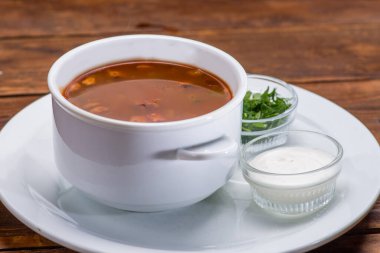 Beyaz kasede domates çorbası. Borsch. Baharatlı Tom Yum