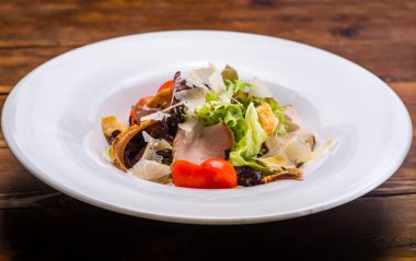 Beyaz tabakta somon ve sebzeli salata. Restoran servisi.