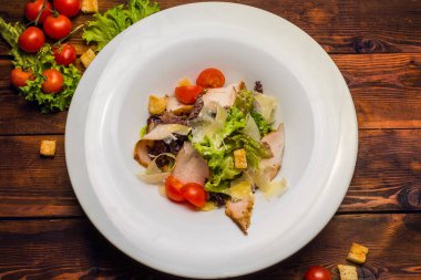 Beyaz tabakta somon ve sebzeli salata. Üst düzey servis sunan restoran