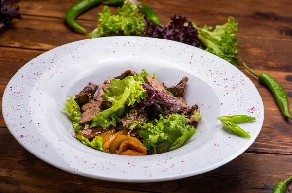 Salada Com Carne Legumes Prato Branco — Fotografia de Stock