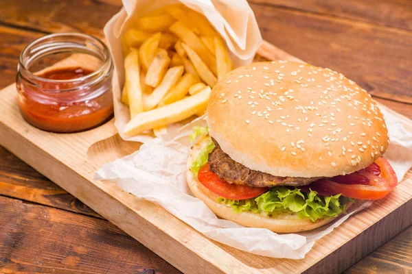 Burger Met Runderkotelet Een Wit Broodje Achtergrond Van Frietjes Tomatensaus — Stockfoto