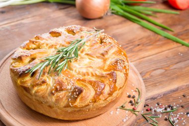 Ahşap bir arka planda sebzeli lezzetli turta.