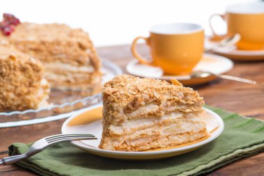 Servis masasında kremalı bir parça pasta.