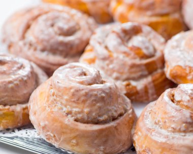 Beyaz kremalı bir sürü sinabon çöreği. Fırın