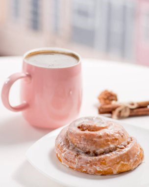 Beyaz kremalı Sinabon çöreği. Ve bir fincan kahve ya da çay. Fırın