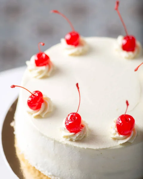 Torta Bianca Decorata Con Ciliegie Rosse Una Cima — Foto Stock