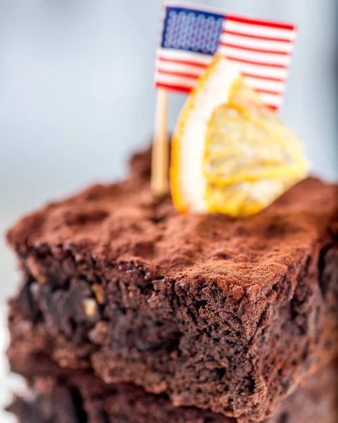 Montón Trozos Brownie Chocolate Sobre Fondo Naranjas Bandera Americana Pastel — Foto de Stock