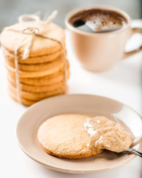 Biscoitos São Untados Com Manteiga Amendoim Xícara Chá Café Fundo — Fotografia de Stock
