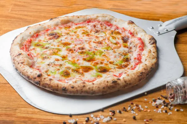 Margarita Pizza Com Molho Tomate Queijo Derretido Pesto — Fotografia de Stock