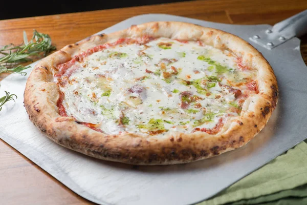 Pizza Com Presunto Molho Tomate Queijo Derretido Pesto — Fotografia de Stock